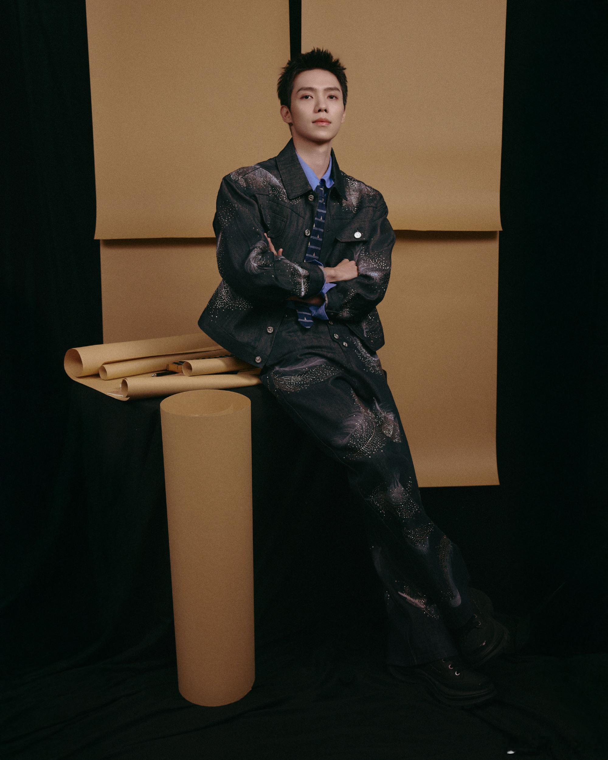 哇塞！罗一舟《大生意人》出发图太有梗了，旁边有尺子，这下我能轻松出他脸大小，看看