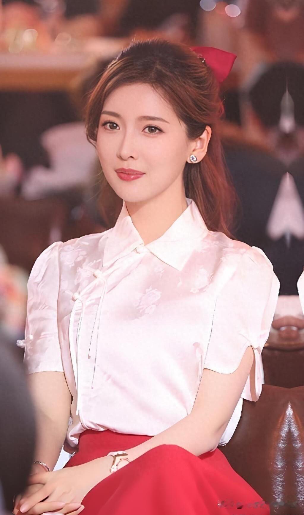 凤凰卫视的美女主持人朱梓橦好漂亮啊，比央视的马凡舒都要漂亮。长得很端庄面善，一眼