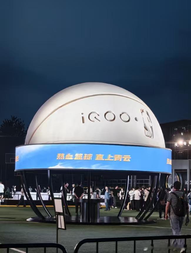 iqooiQOO×NBA 高校篮球赛总决赛，作为 NBA 中国官方合作伙伴的 i