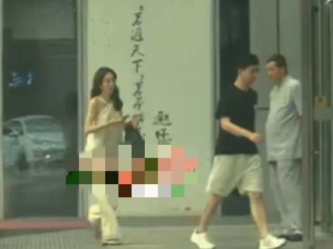 9月10日惊爆消息，刚刚曝光恋情的姜妍已秘密结婚四年。近日，她与丈夫共同参加了干