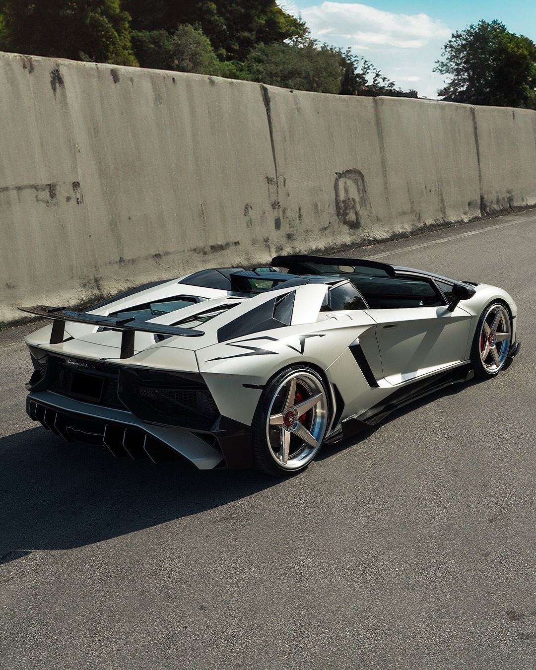 兰博基尼Aventador SV敞篷版在21x9.5/22x13 RETROse