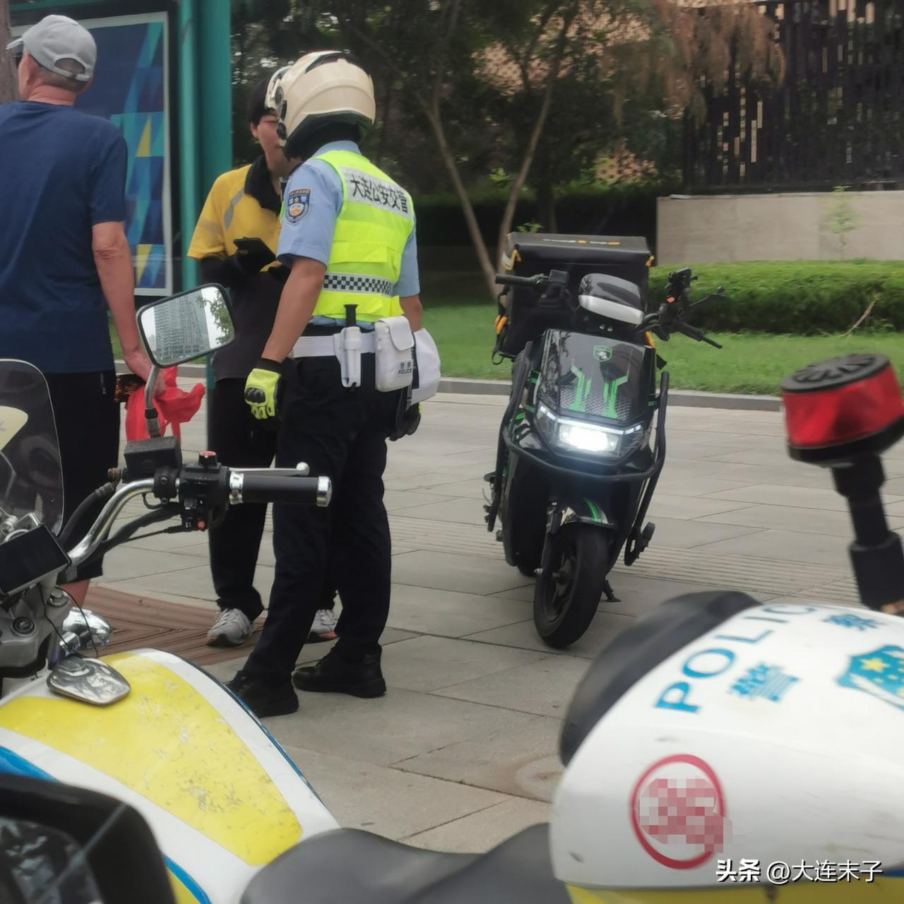 高温时节，大连公安交警对城市交通管理一点不含糊。

今天中午，一位骑手在东港珠光