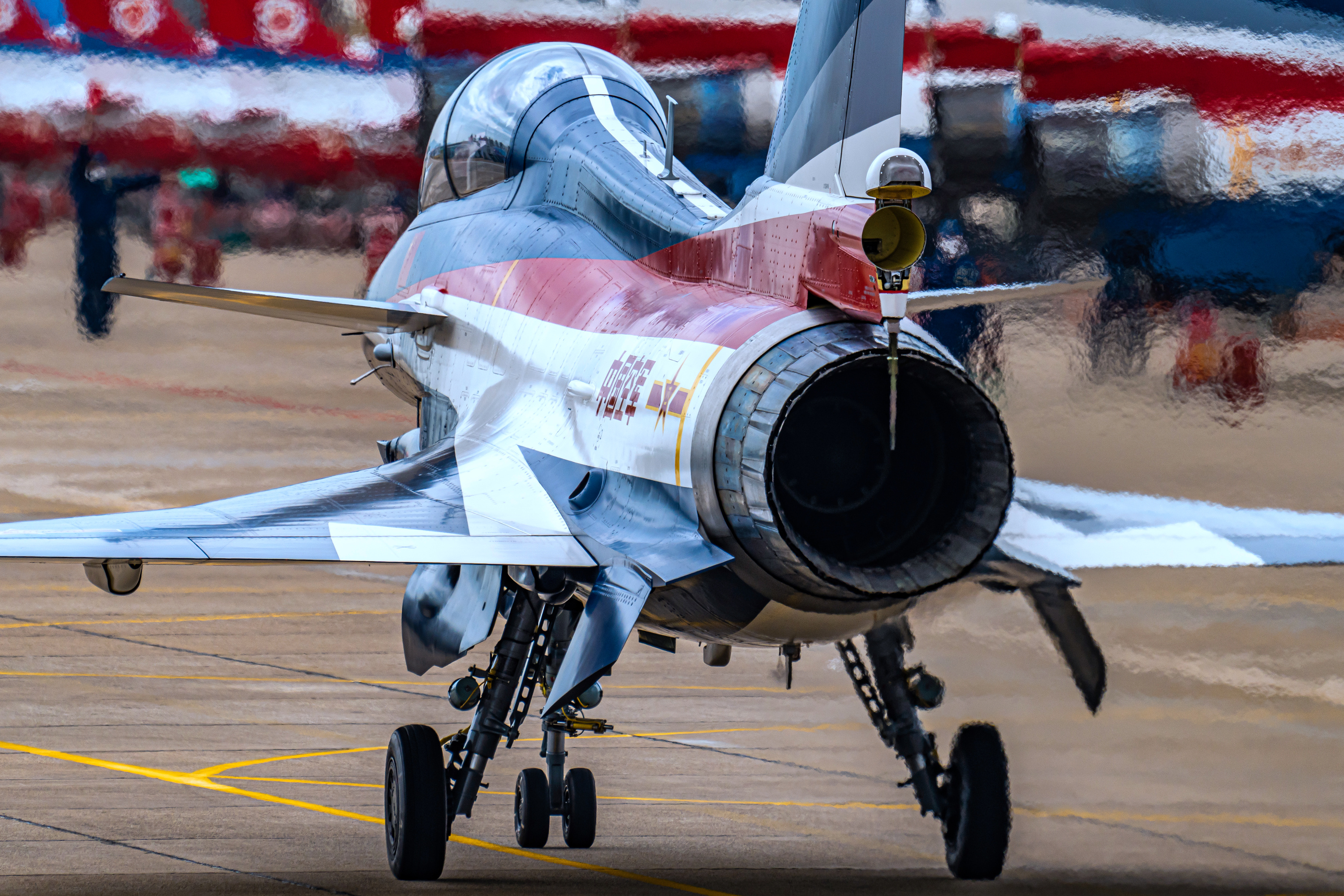 #航空新视野[超话]#  这么多年了，依然喜欢空军八一飞行表演队的歼-10S战斗