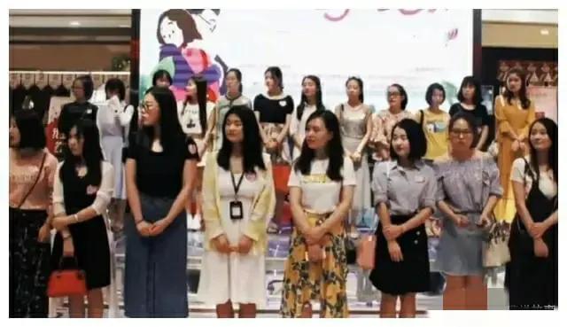 近日，杭州举办了一场千人相亲大会，奇怪的是，竟然无一男士参加。
这么多女孩子们是