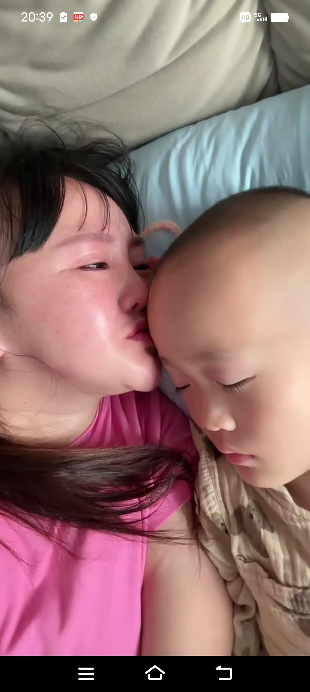 心酸！转身都是眼泪。妈妈趁儿子睡着，准备外出打工，在临走时说：我的乖儿子，当你醒