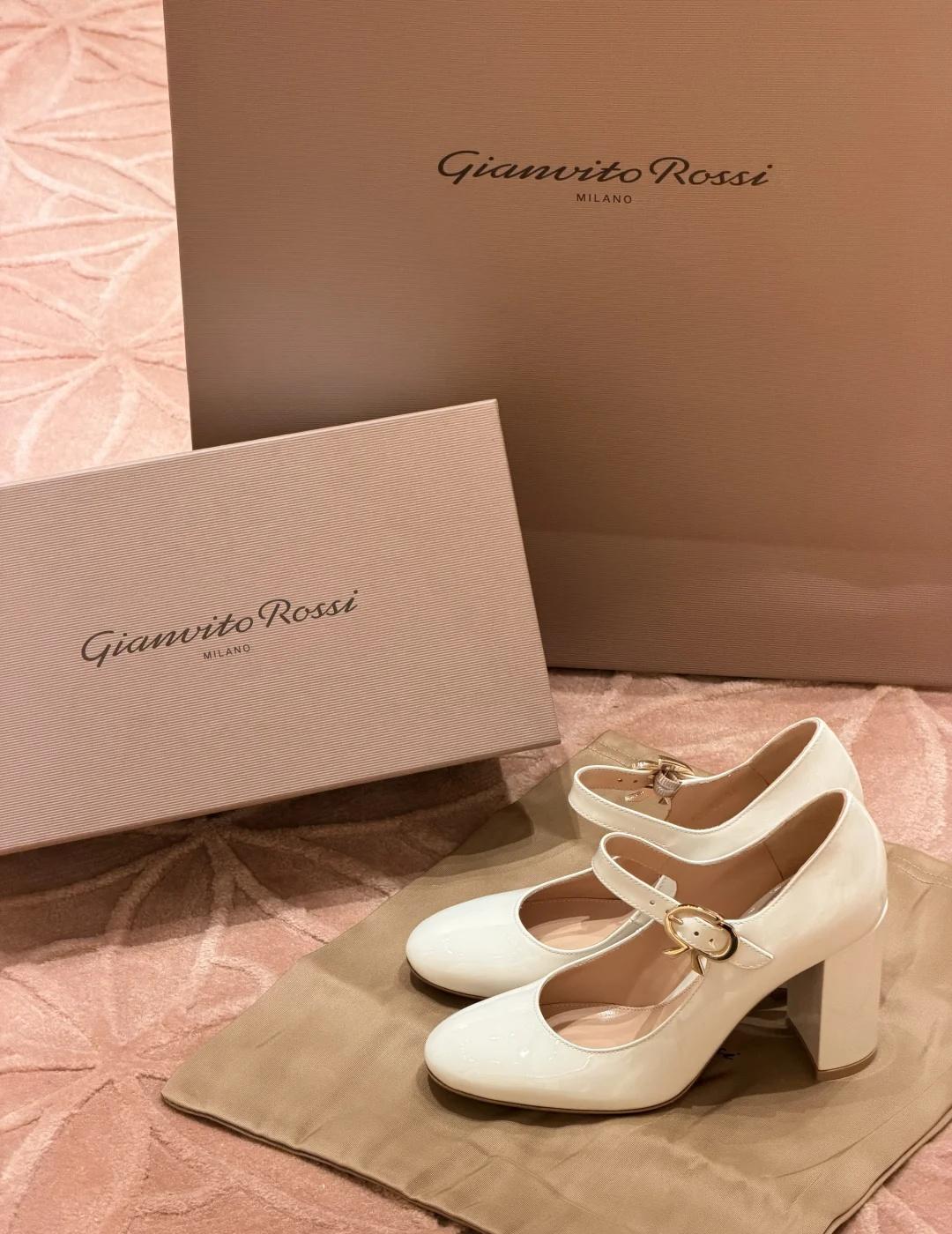 温柔淑女的白色粗跟玛丽珍GianvitoRossi
GianvitoRossi吉