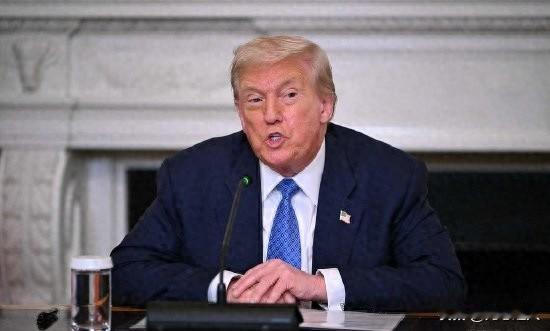 特朗普跨海求情内塔尼亚胡，司法体系遭质疑，赦免程序陷僵局。
特朗普写信给以色列总