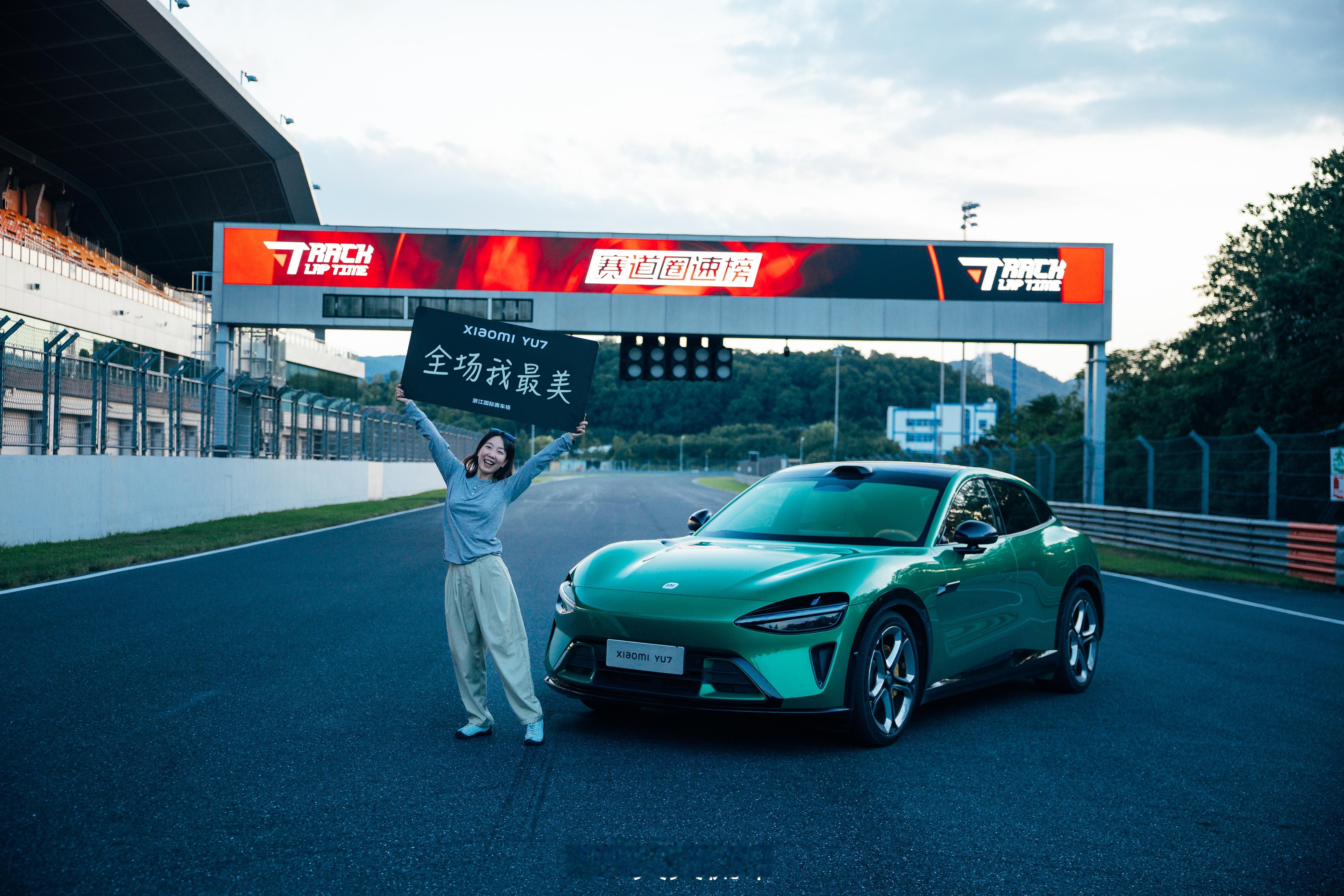 提问：买小米手机的朋友们，有多少买小米汽车的附赠前同事美照