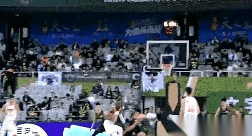 CBA赛场上，郭昊文对着庞峥麟比了一个“矮子”的手势。
当时郭昊文刚完成一次强硬