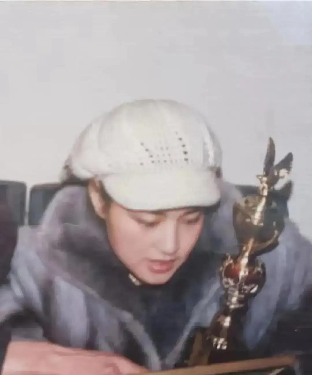 刘晓庆30岁豪饮三碗60度原浆，姜文在旁看傻眼？
这哪是喝酒，这是当年的江湖底气