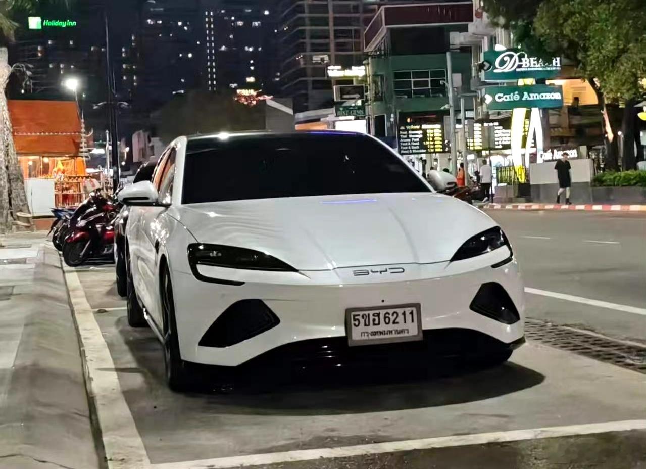 除了欧洲、南美市场占据头部外，比亚迪在东南亚，特别是泰国市场也大展宏图，路边随便