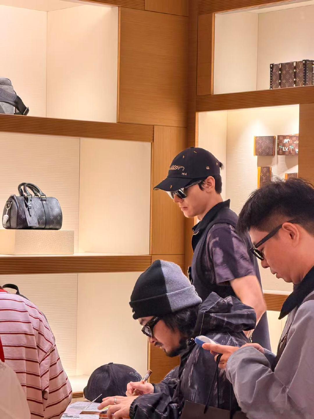 新西兰偶遇龚俊逛街 奥克兰lv偶遇龚俊，这身高 好米莱狄新西兰偶遇龚俊购物