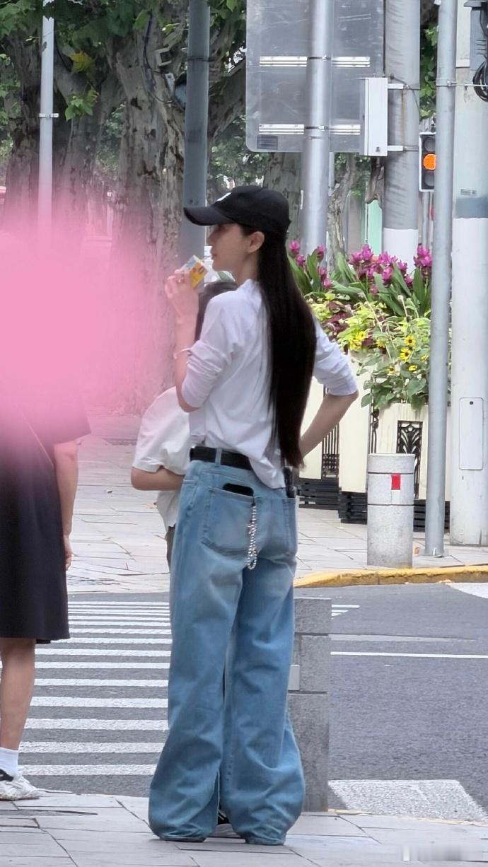 Angelababy及腰长发Angelababy上海街头被偶遇上海街头捕捉温柔瞬