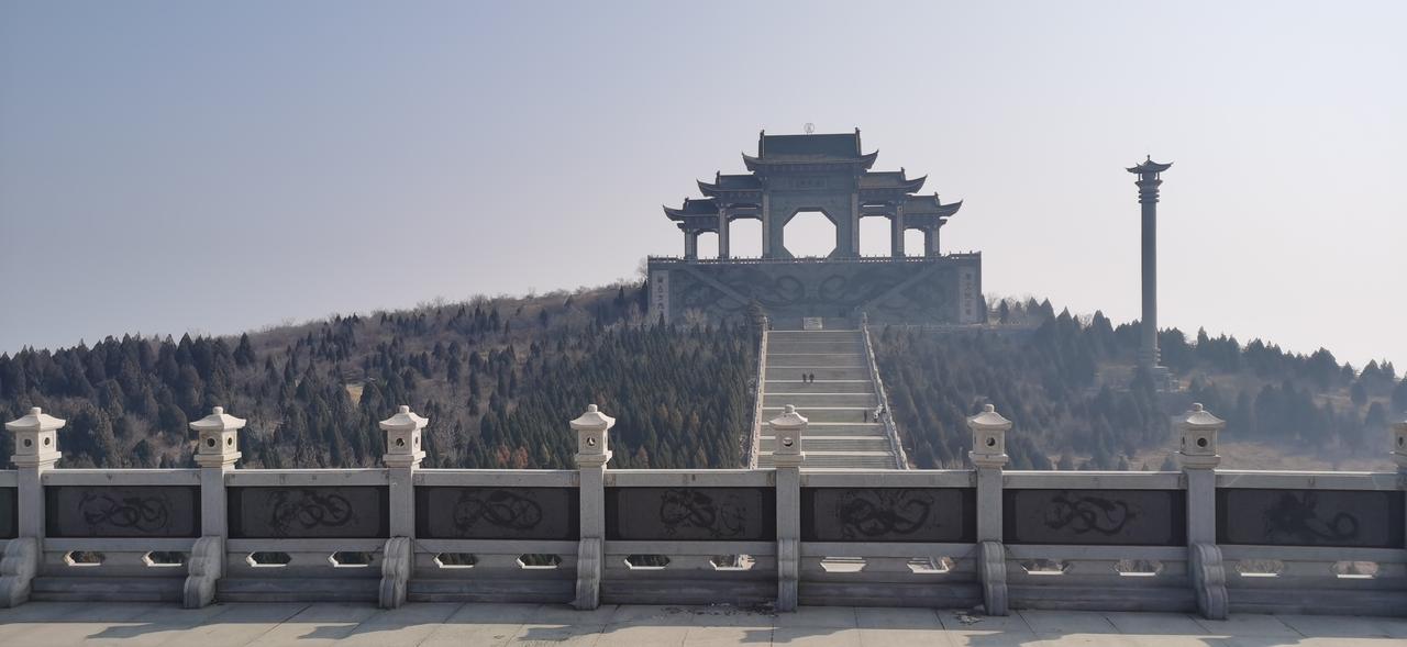 中年人是社会的财富，社会的支柱。他们社会经验丰富，专业知识储备和研究探索能力处在