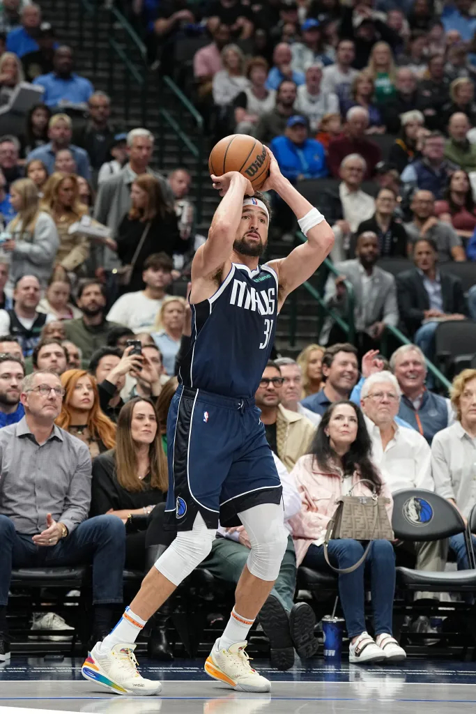 本赛季至今克莱多项数据走低，场均上阵20.6分钟可以得到8.7分3篮板1.3助攻