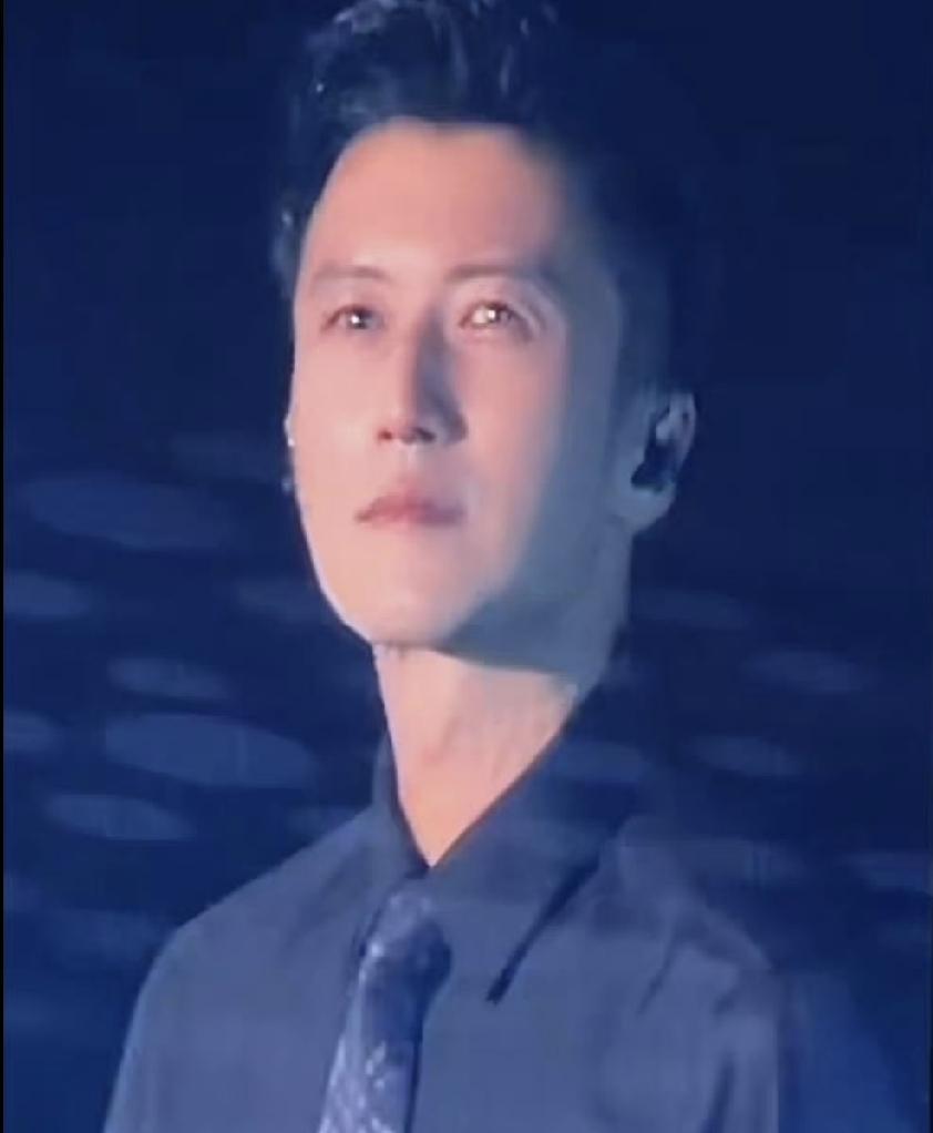谢霆锋，太敬业了！

7月25日，谢霆锋在青岛演唱会如约开唱，这也是他经历父亲谢
