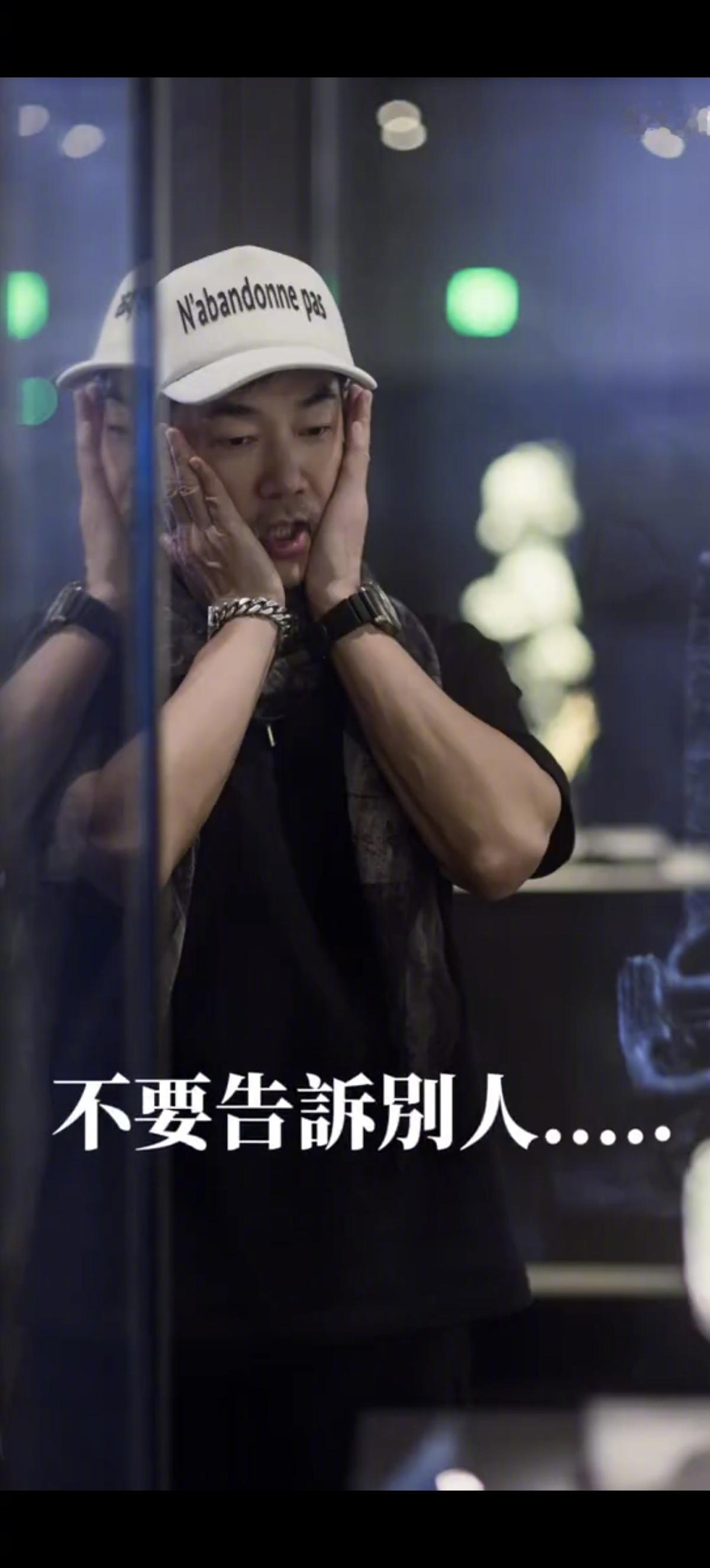#任贤齐打卡三星堆##任贤齐合影三星堆面具#小齐哥 成都演唱会忙里偷闲还打卡了三