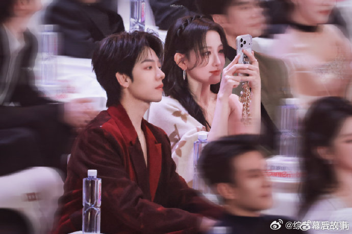 曾辉韩雨桐十四搭 从初识到十四搭，所有努力都有回应，领奖台上互相感谢，这才是最动