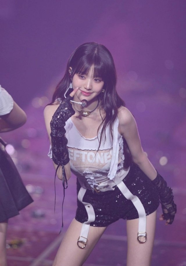 韩国女团blankpink四分五散之后，张元英现在应该算是韩国最火的爱豆吧。 ​