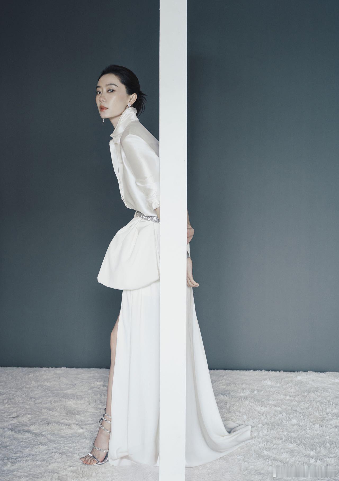 张小斐白裙主人级别 没有夸张装饰，仅凭一条简约白裙，张小斐就穿出了顶级气场，身形
