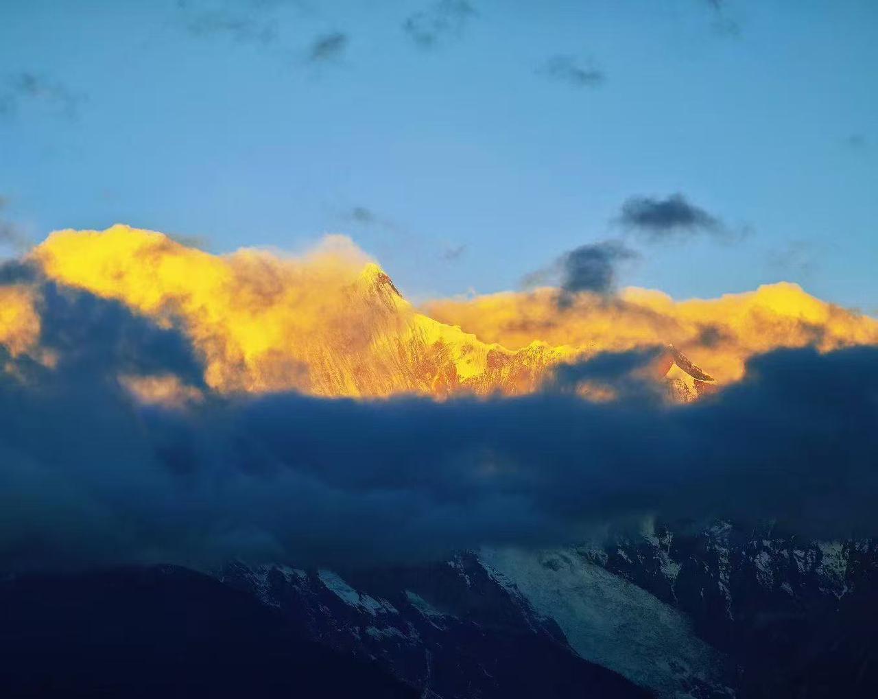 生活从不是一场轰轰烈烈的奔赴，而是由无数个温柔的瞬间，串成的细水长流。那些藏在烟