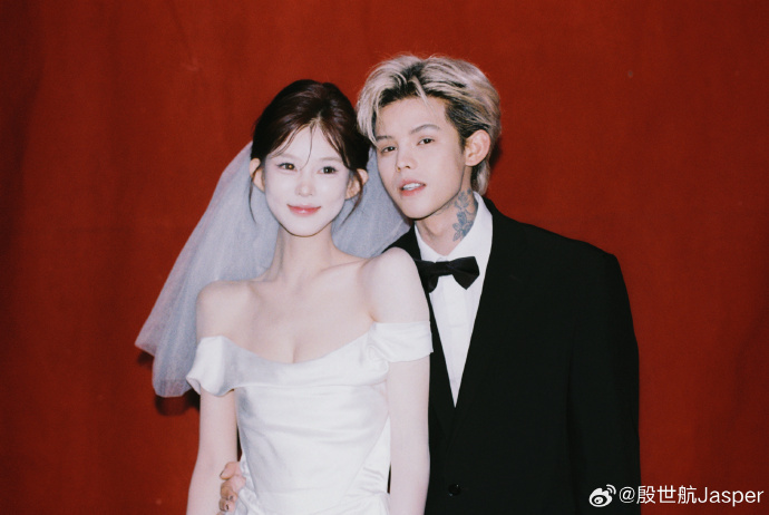 【#殷世航傲娇美宣布结婚#】傲娇美恋爱结婚时间线1. 初识暧昧：2023年初，二