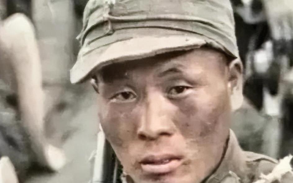 17岁的曾岳峰，一个人，一挺机枪，对着山下百十号日军就开了火。
这事发生在194