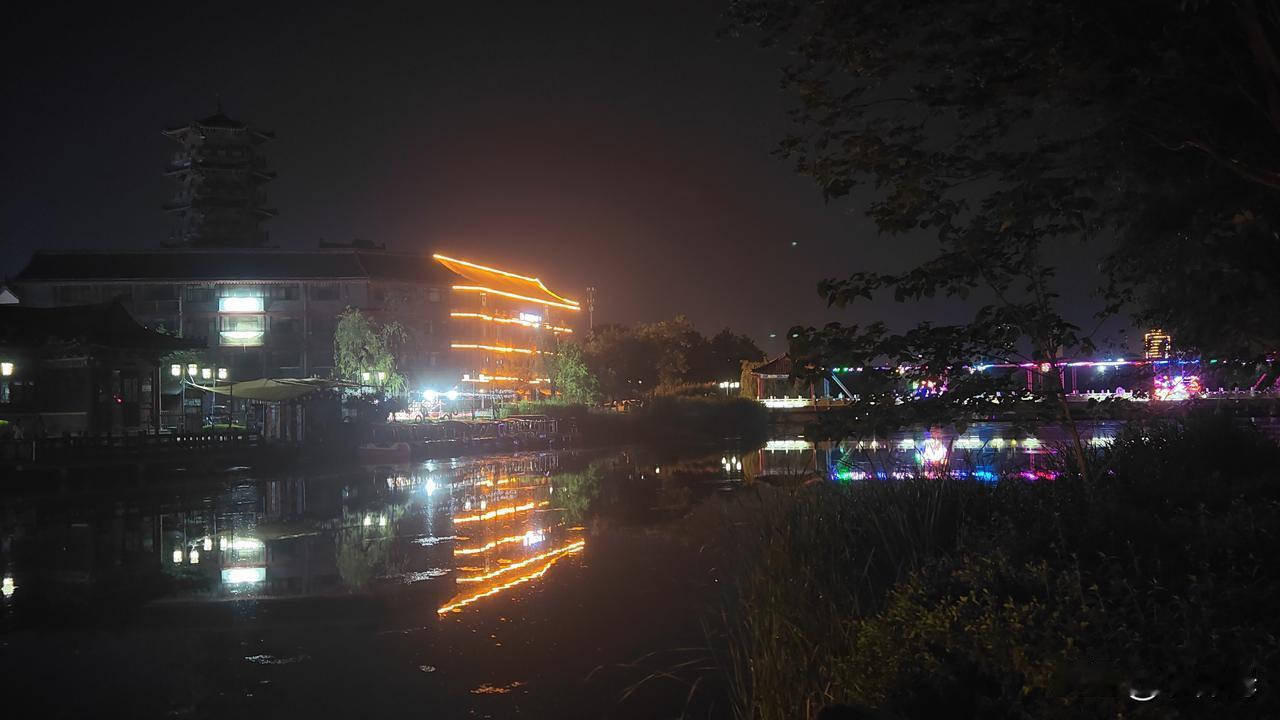雨后的小城夜景，没想到格外让人沉迷其中。你不觉得吗？