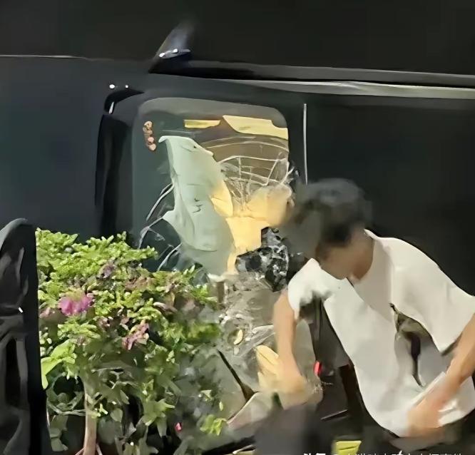“全网破防！” 广东汕头凌晨三点空荡荡的街头，一名年仅 18 岁的少年，凭着一腔