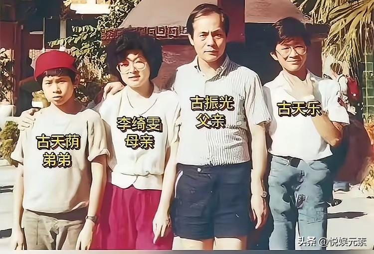 古天乐学生时候，长相平平无奇，
身材和颜值也就一般般，
这成年后，
反而帅气的一