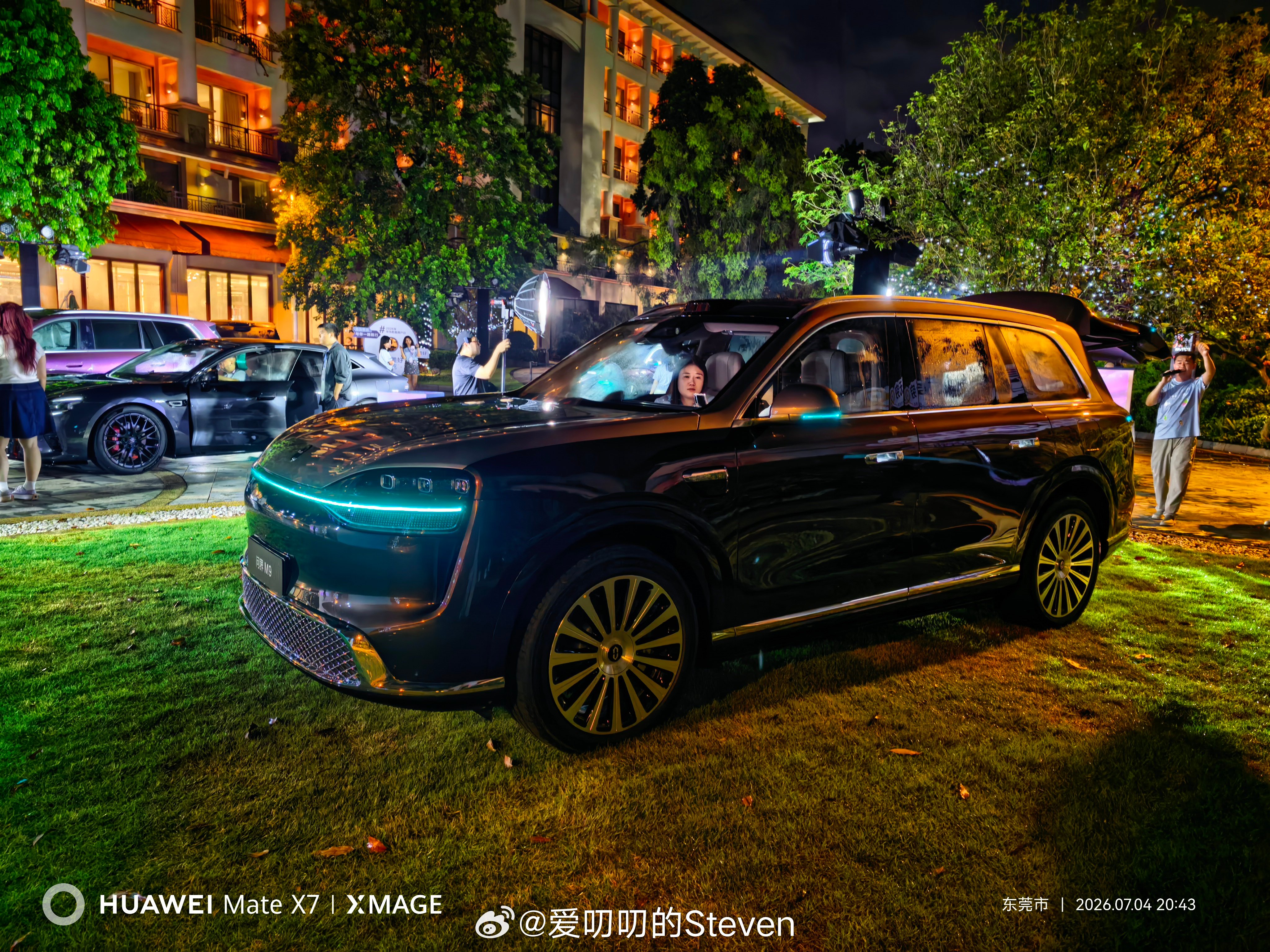不知道为什么问界M9总给我一种傲视群雄的感觉，这里停着这么多台车，但我眼里好像只