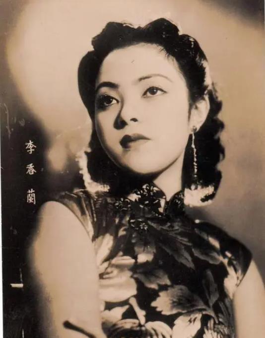 1945年日本投降后，李香兰与川岛芳子一同被判为汉奸罪，将要执行枪决。然而在临行