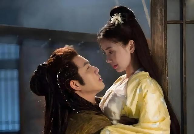 公元535年，高欢外出征战，14岁的长子高澄趁夜摸进庶母房间，只见对方身穿薄纱，