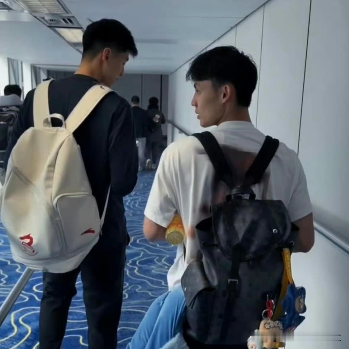 广东宏远后卫徐杰开启休赛期海外特训之旅，陪同他一起前往的是辽宁本溪籍球员刘金雨，