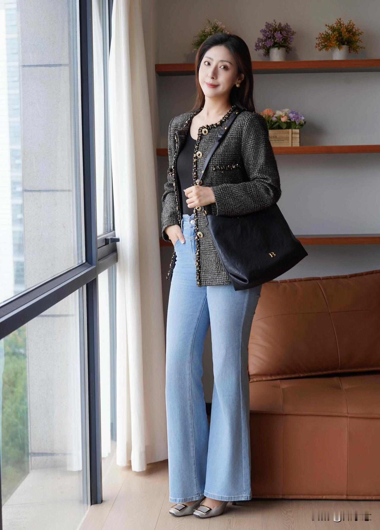 这件黑金小香风也太显贵了吧！🖤
一穿上身直接气质拉满
金色纽扣把秋冬的沉闷都点