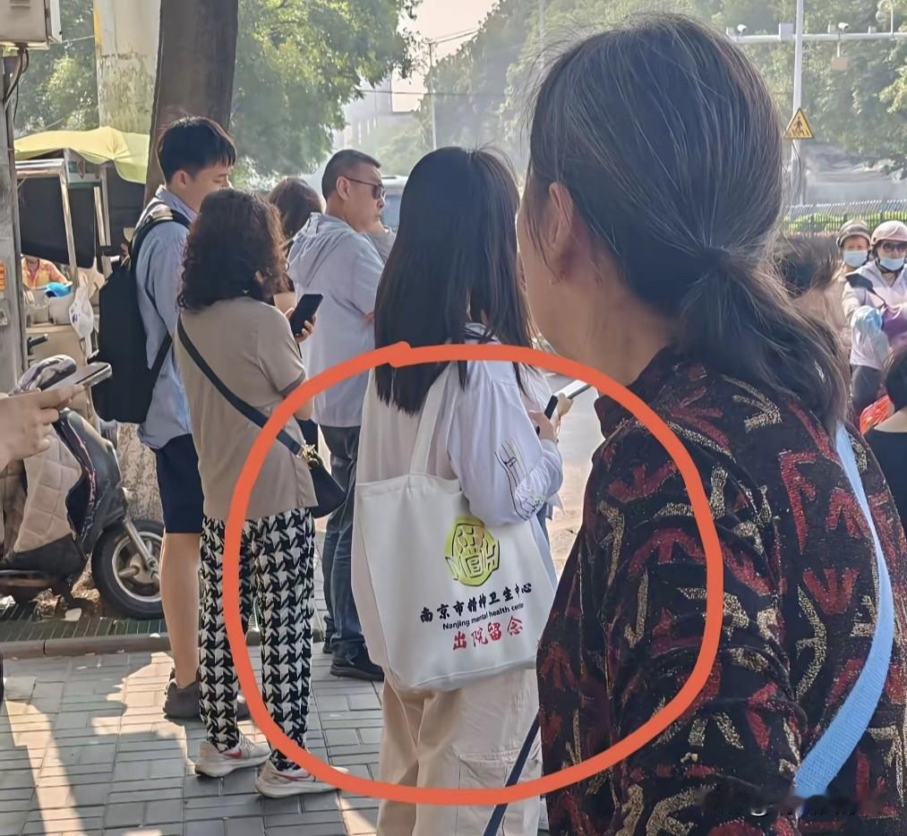 女生背这个包包出门绝对比LV靠谱