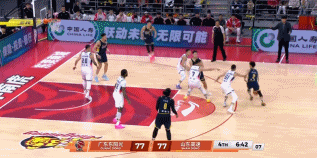 徐杰这个三分球真难啊！

第四节6分41秒，山东男篮强势将比分追成77平，广东男