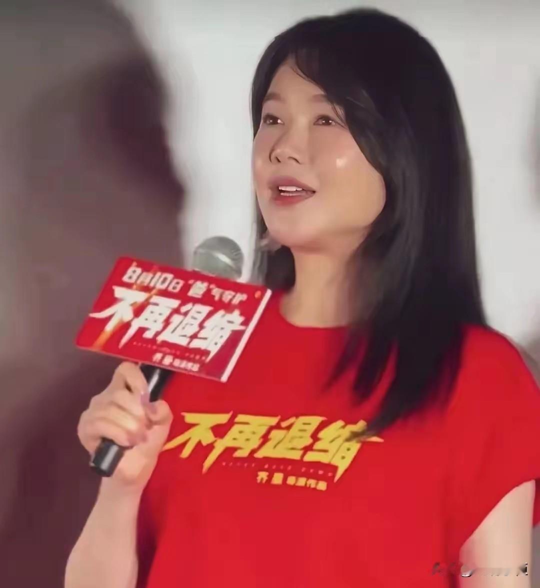 年轻时的氧气美人左小青，人到中年也逃不开橡胶脸。
想当初，他是唯一一个和陈道明传