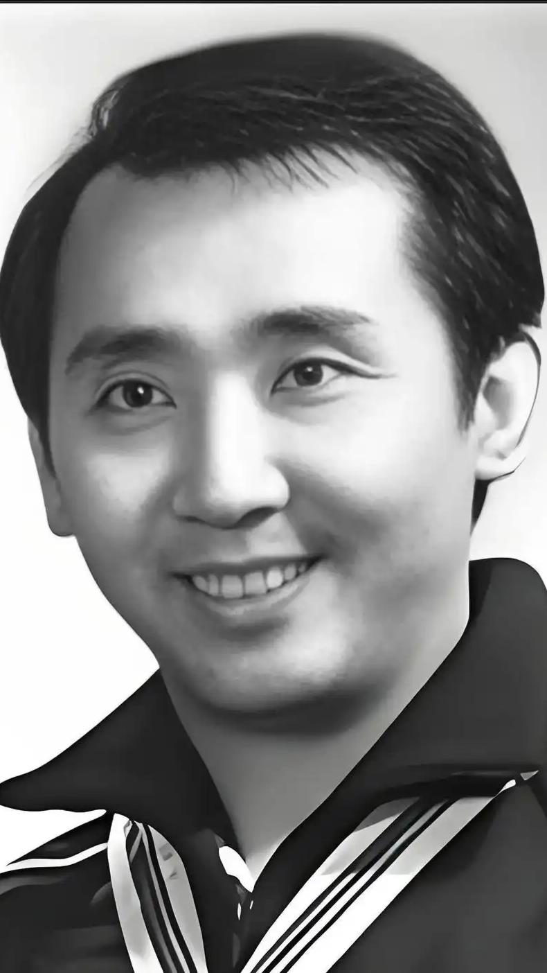 侯加昌，祖籍广东梅县，生于印尼，归侨羽毛球运动员、教练员。运动员时期斩获亚运会男