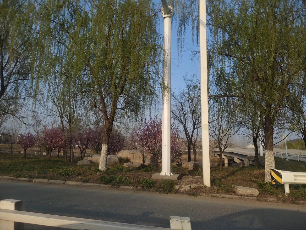 看到“风拂水上荷”这个下联，我也来凑个热闹对个上联。我对“雨打堤边柳”。
“雨”