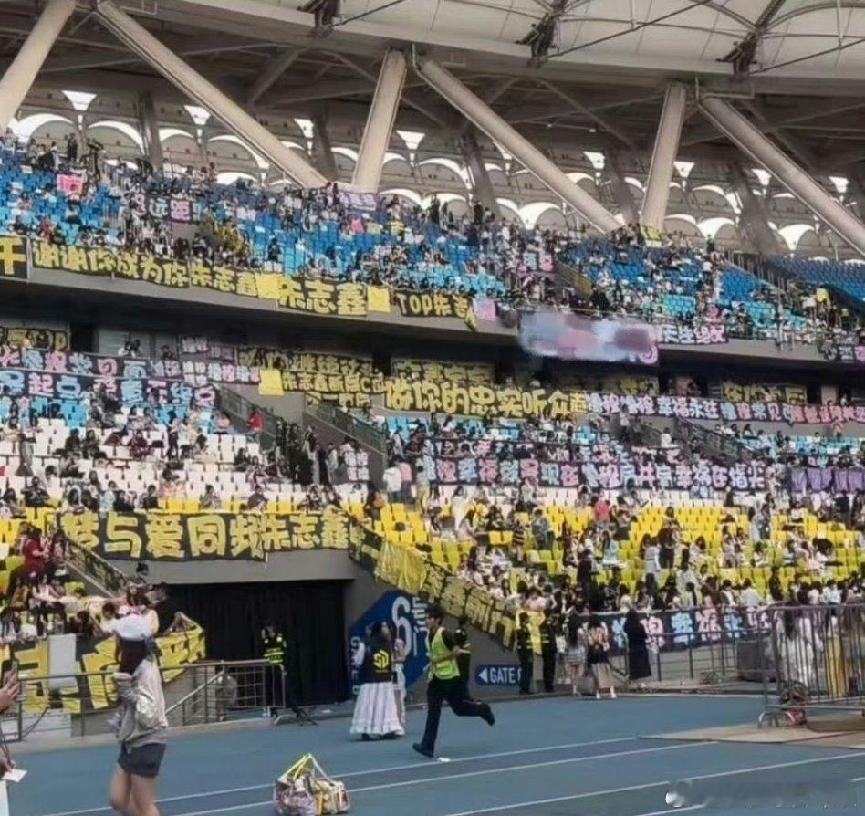 TF家族新音第三天，朱志鑫黄色长灯牌率先领跑，这灯牌是真长啊。朱志鑫场内灯牌 朱