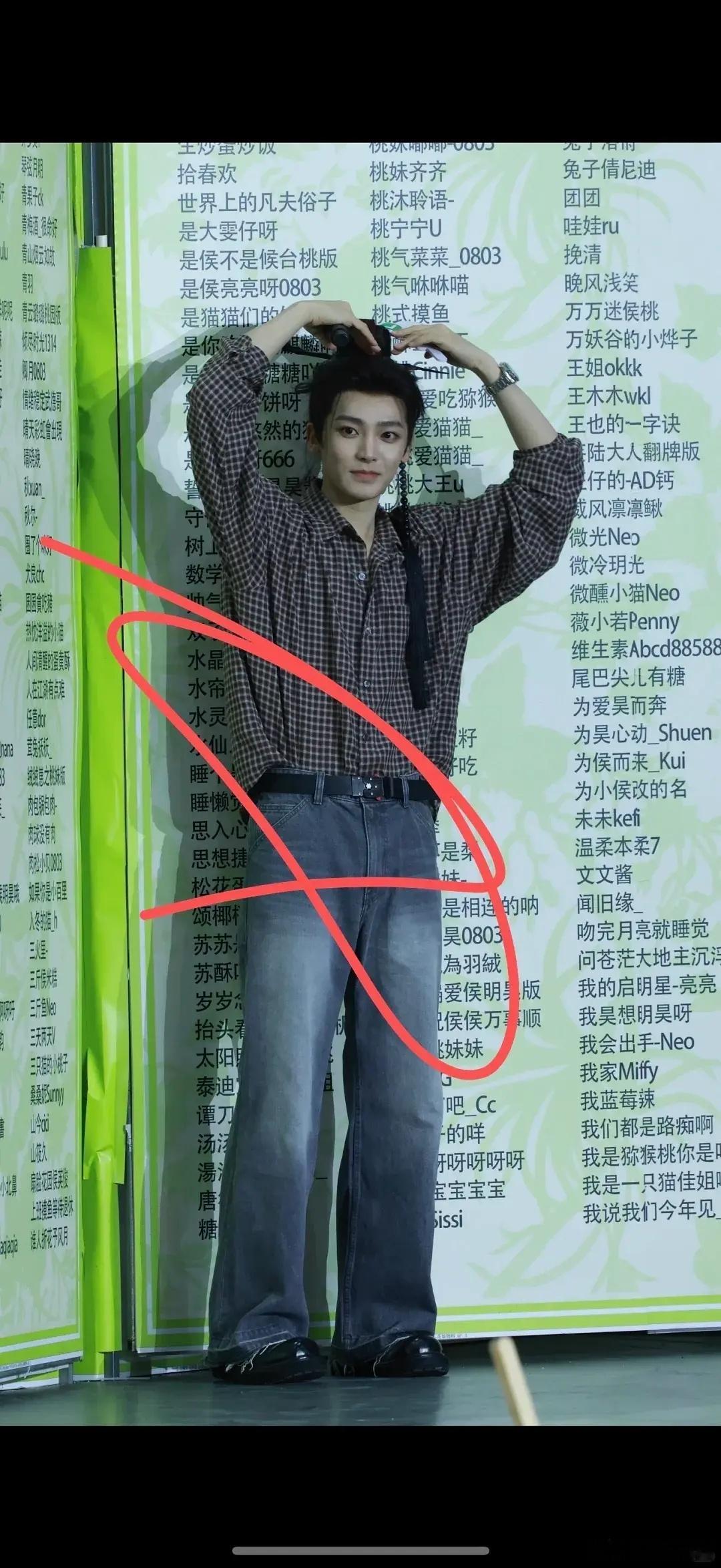 笑发财了，侯明昊和虞书欣拍戏不会还需要踩木板吧 