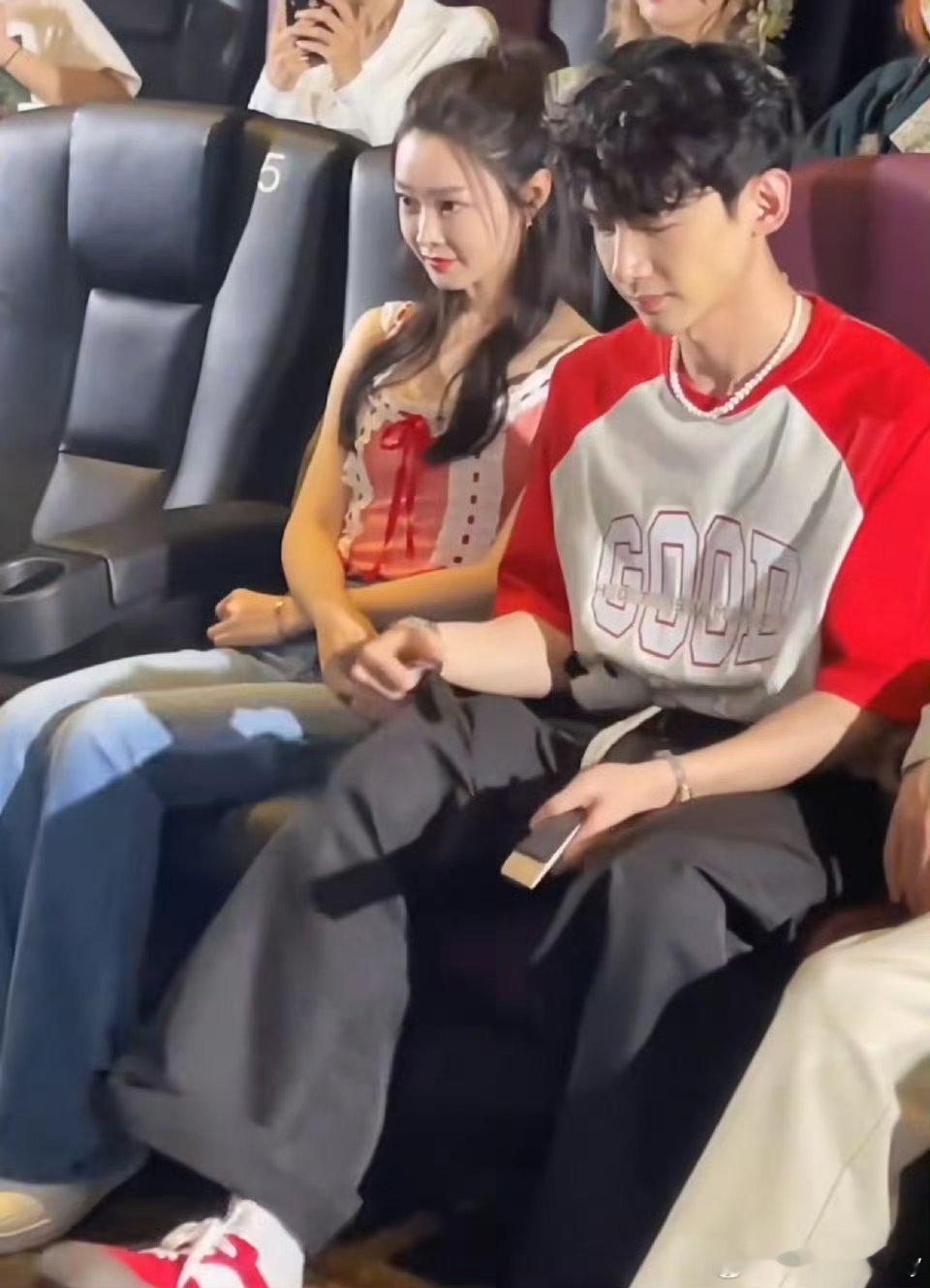 白敬亭告了宋轶的粉丝宋轶 情侣背景  所以到底谈没谈啊？白敬亭也不是爱豆，他俩到