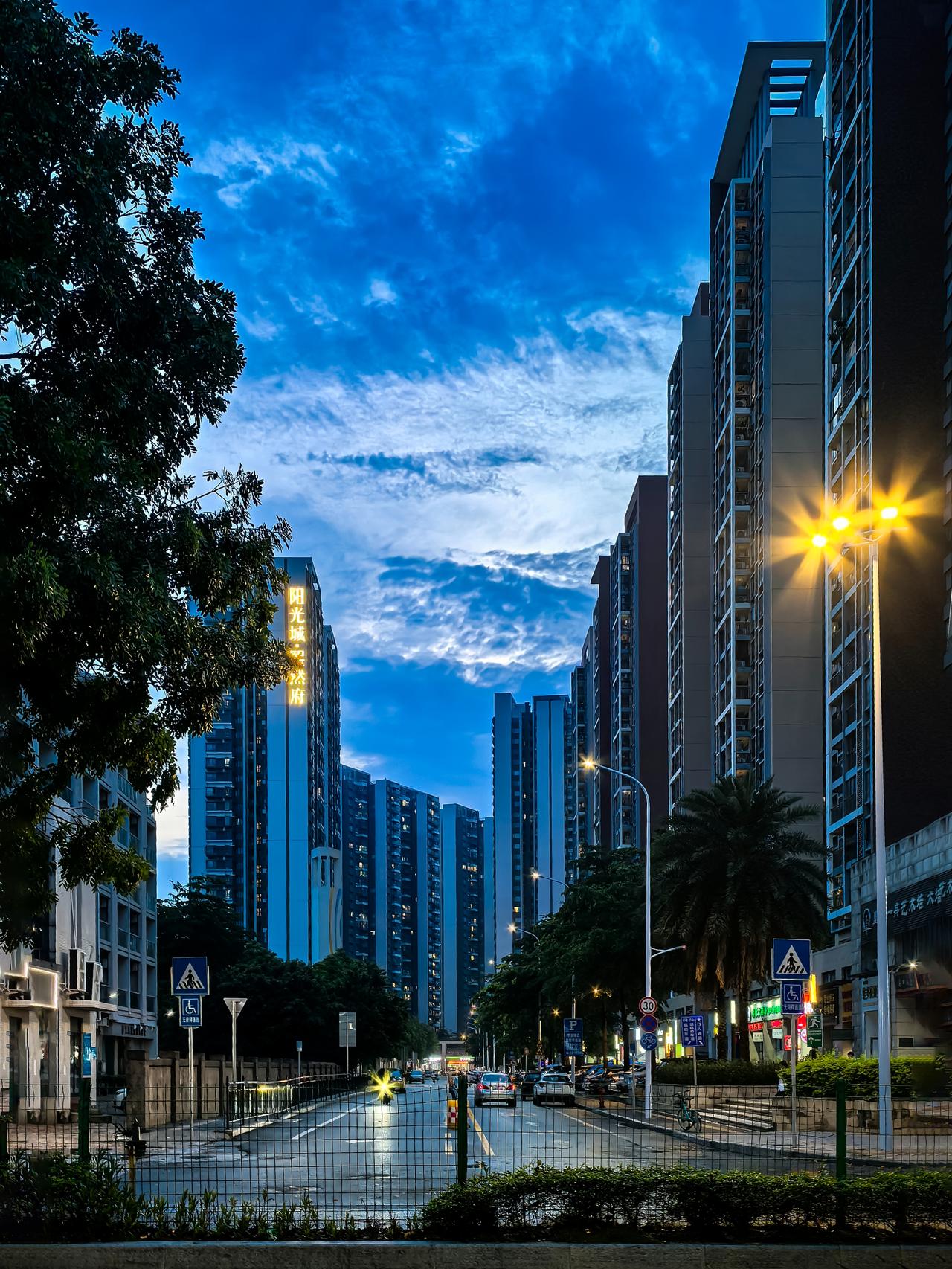 魏峰是当地颇有名气的建筑设计师，新城的高端建筑几乎都是他的手笔。

某日下班，他