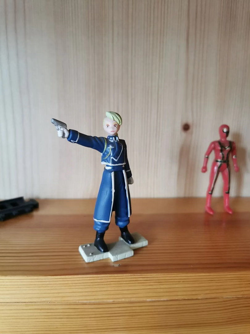 请问这个手办是钢之炼金术师吗？ 