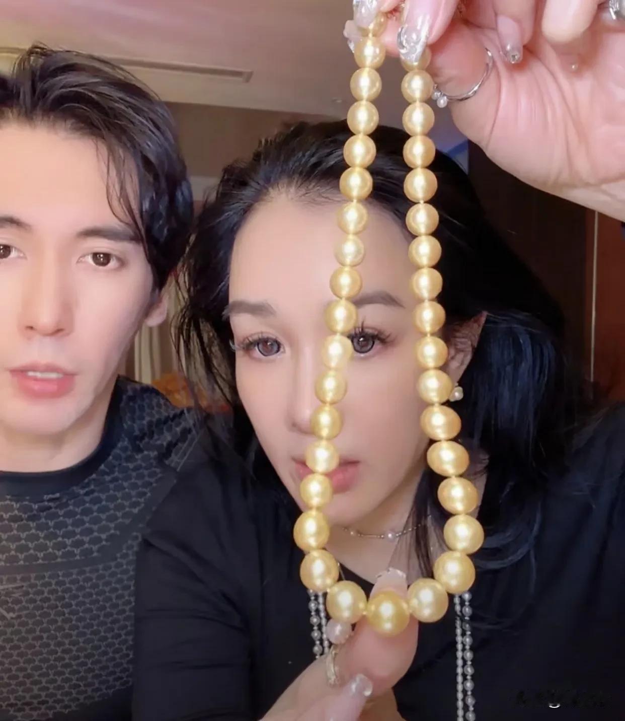 不能一棍把直播带货全打死，应该针对的是靠赚流量收取高额摊位费推广费的第三方带货。