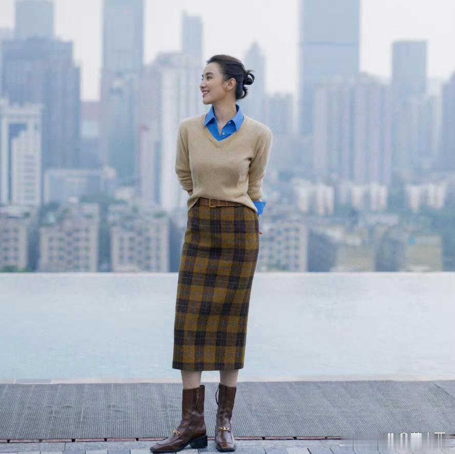 又被宋佳惊艳了！衬衫叠穿不配裤子、乐福鞋，这样打扮更时尚洋气 ​​​