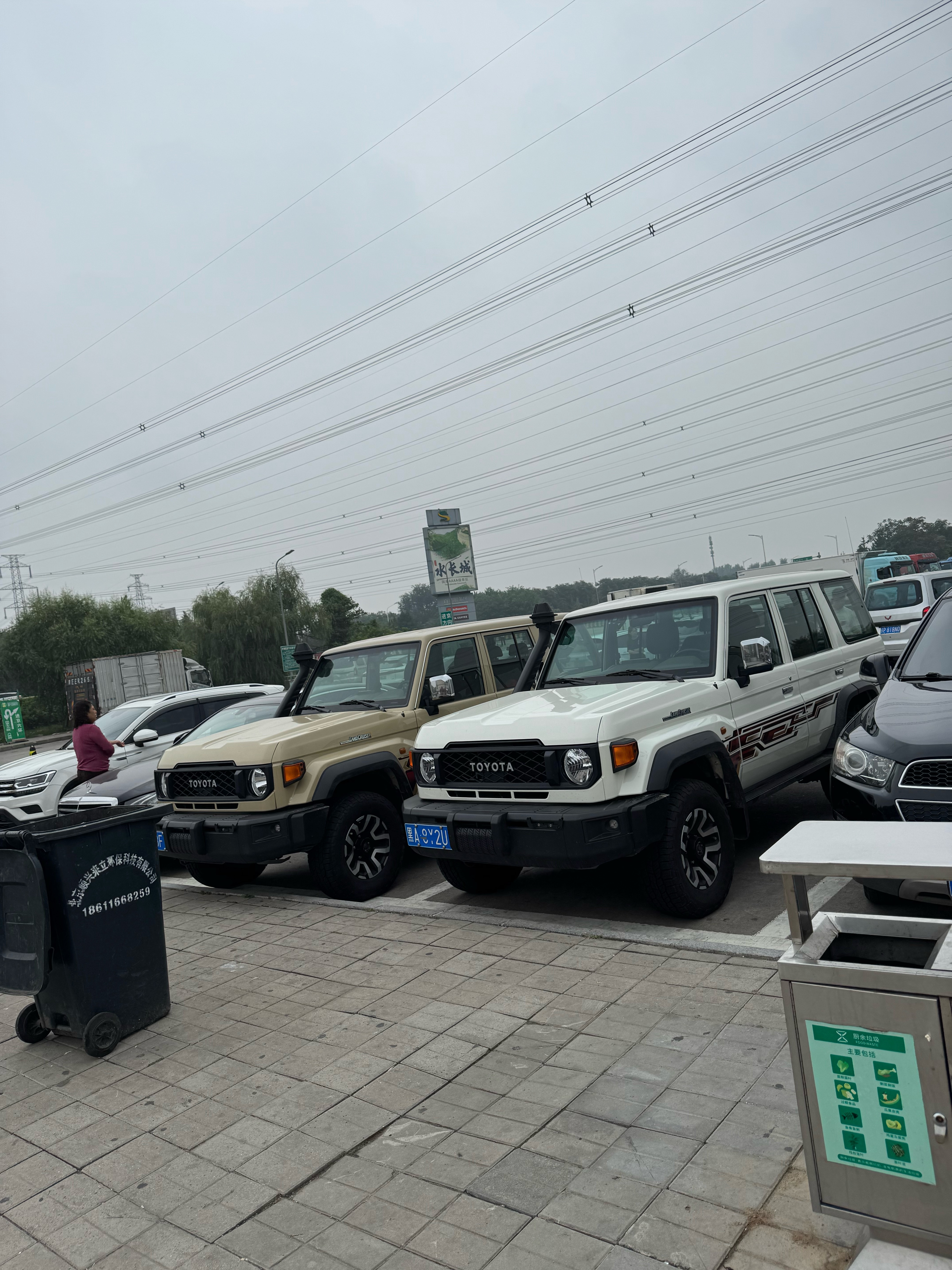 这俩车在服务区真显眼[羞嗒嗒] ​​​