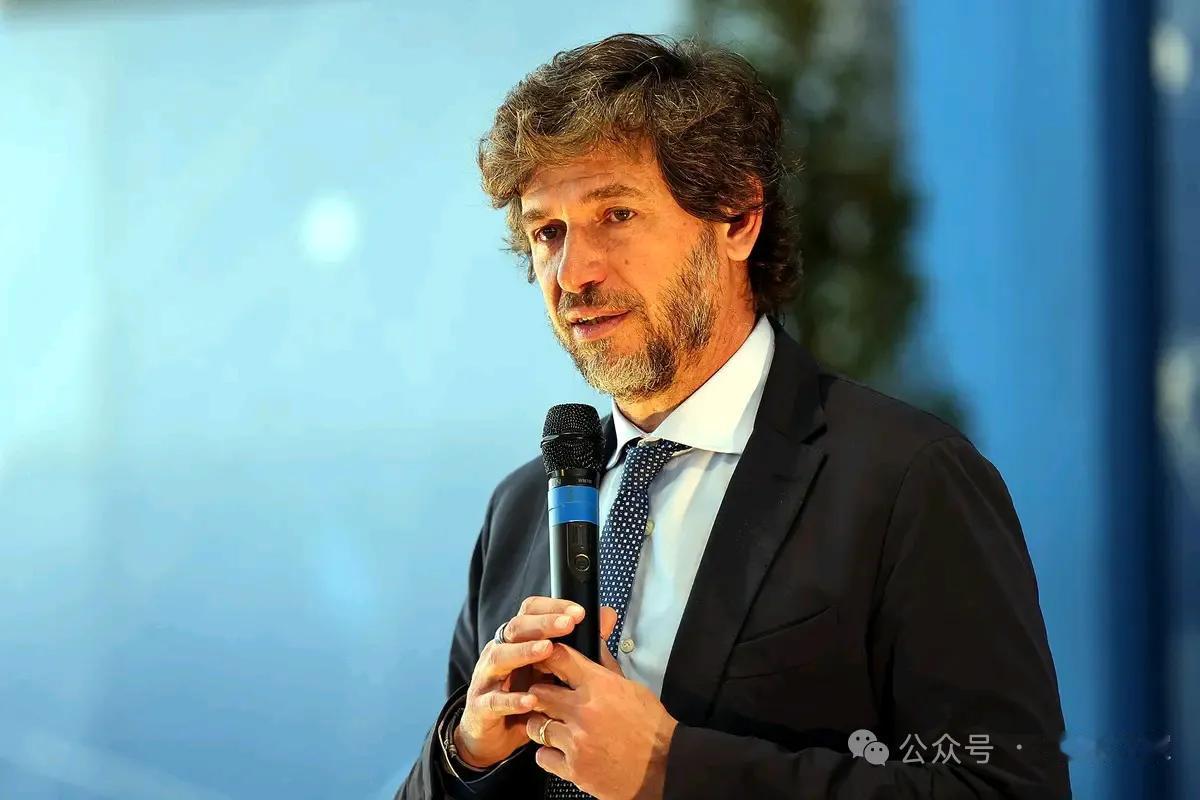 A米必须有3~5名意大利本土绝对主力
才可能拿到话语权，彻底改变雇用兵为主的AC