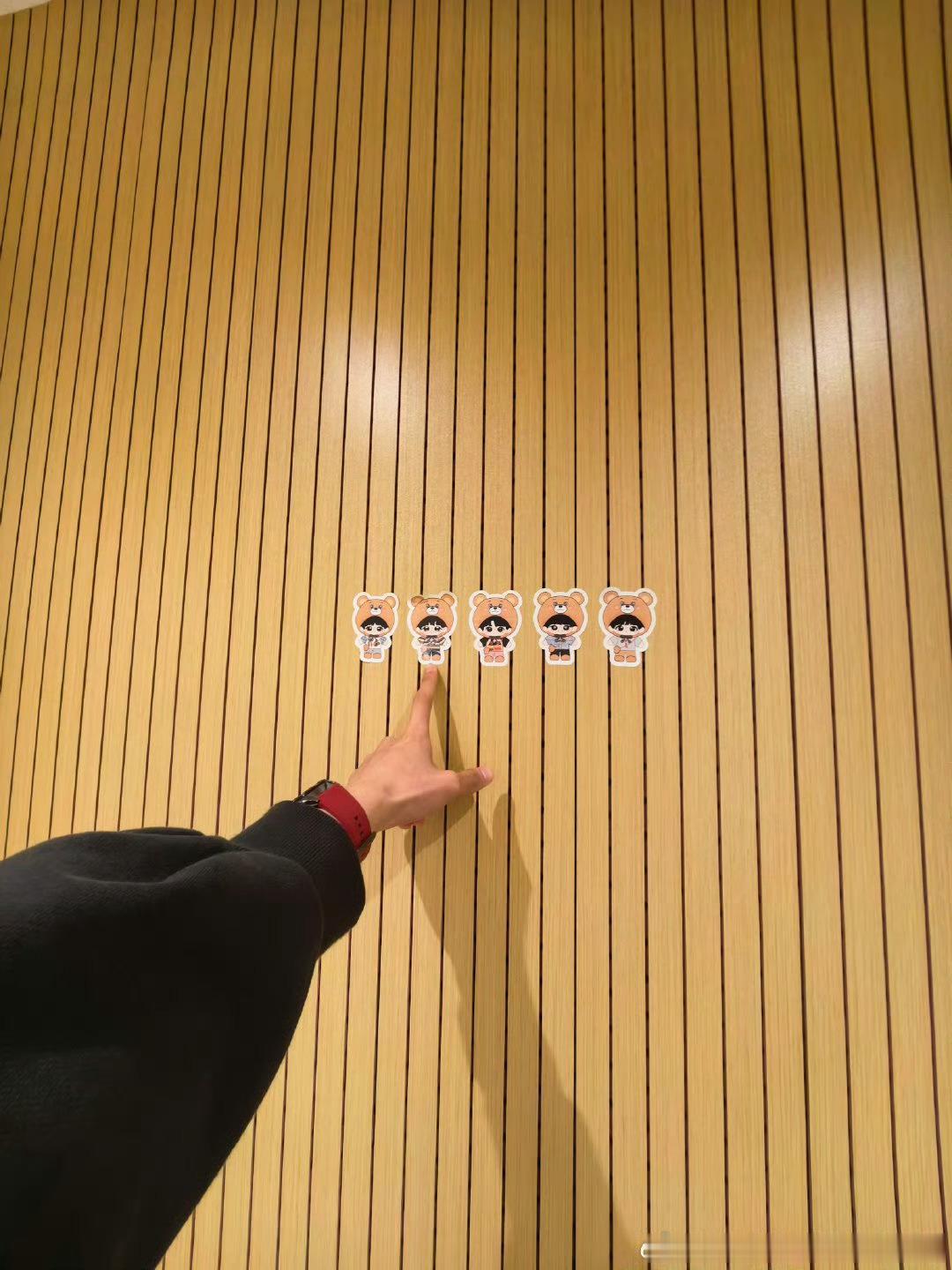 之前在二代物料里出现的贴纸哈哈哈 